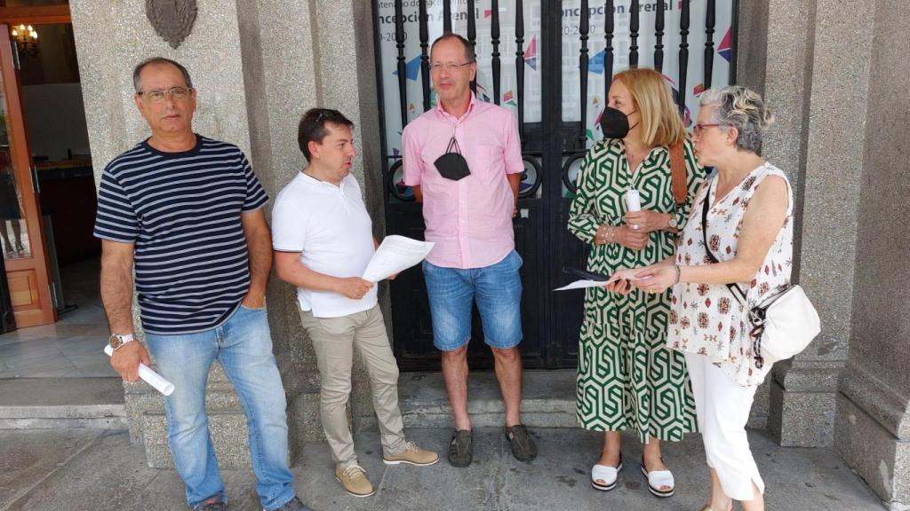 Representantes vecinales a las puertas del Concello