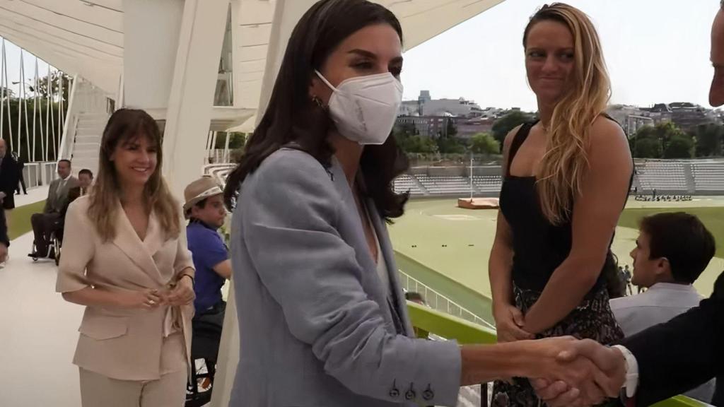 La reina Letizia vestida con un traje de Adolfo Domínguez