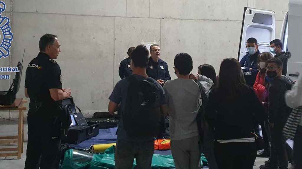 Visita de Down Vigo a la comisaria de Vigo-Redondela.