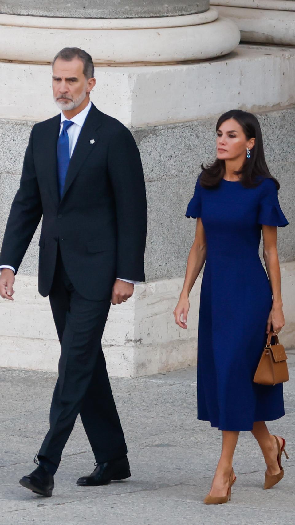 Al igual que en 2021, la Reina ha apostado por el color azul intenso para este homenaje, a juego con la corbata del Rey, una vez más.