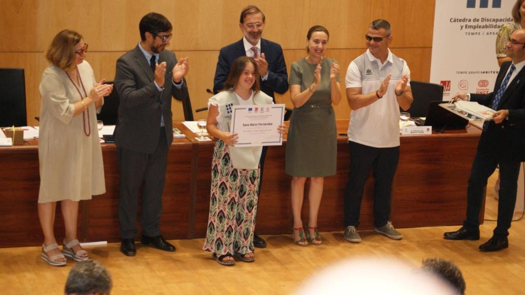 Sara Marín en el momento de la graduación y tras ella Antonio Luis Martínez-Pujalte, director de la cátedra .