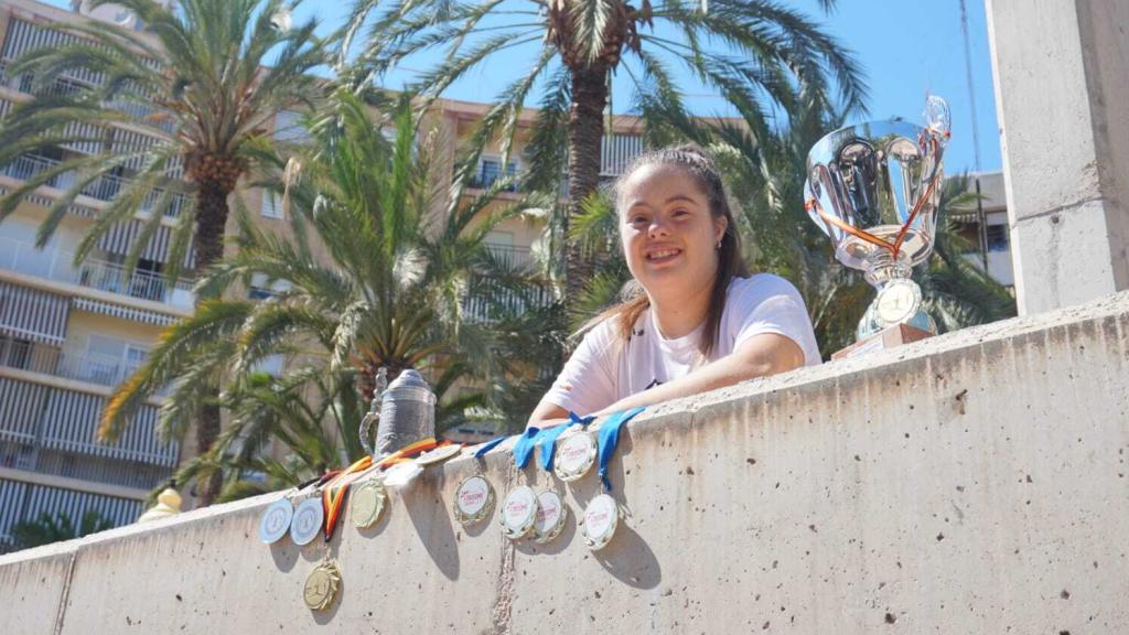 Sara Marín posa para EL ESPAÑOL de Alicante con todas sus medallas y trofeos.