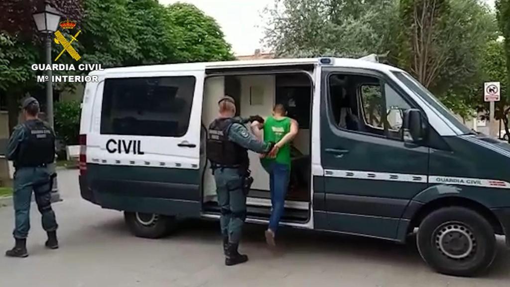 Momento de la detención de uno de los integrantes de la banda. Foto: Guardia Civil.