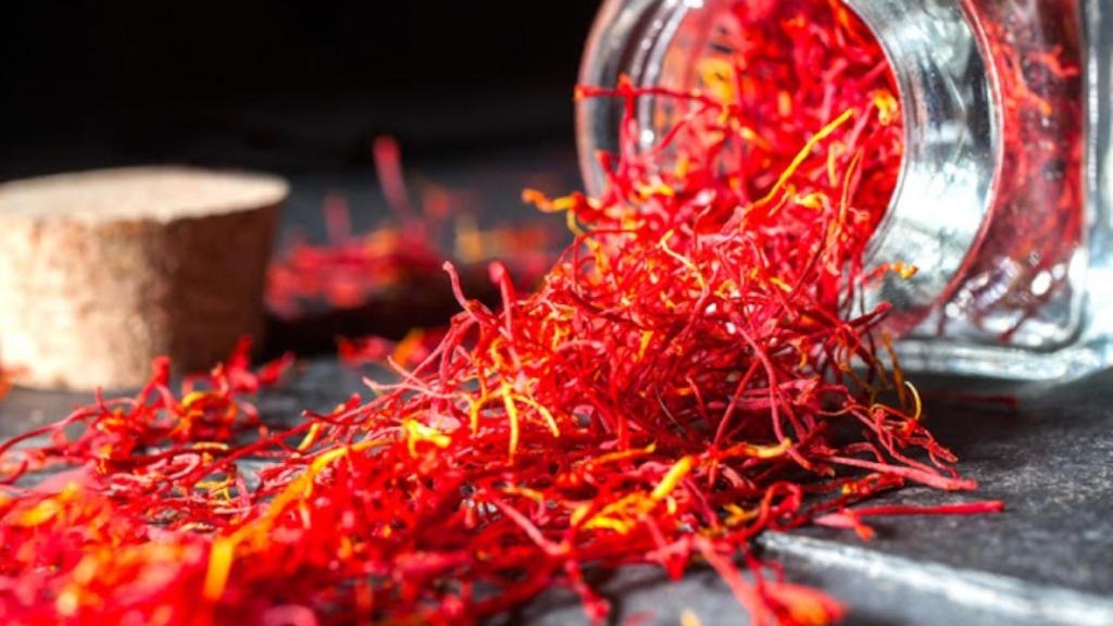 Azafrán en frasco.