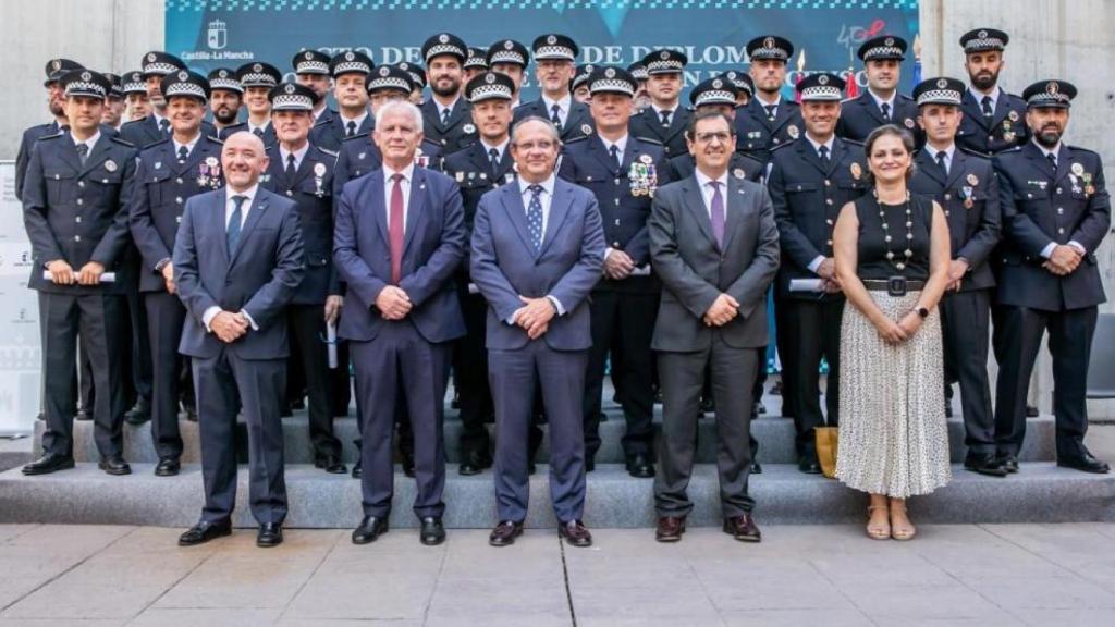 El consejero de Hacienda y Administraciones Públicas, Juan Alfonso Ruiz Molina (en el centro), en un acto de este viernes en Toledo con Policías Locales.