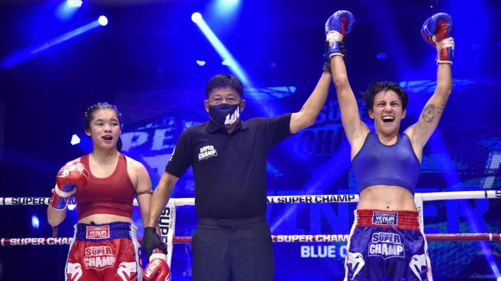 Desireé, la gaditana en un combate de Muay Thai ganado en Tailandia.