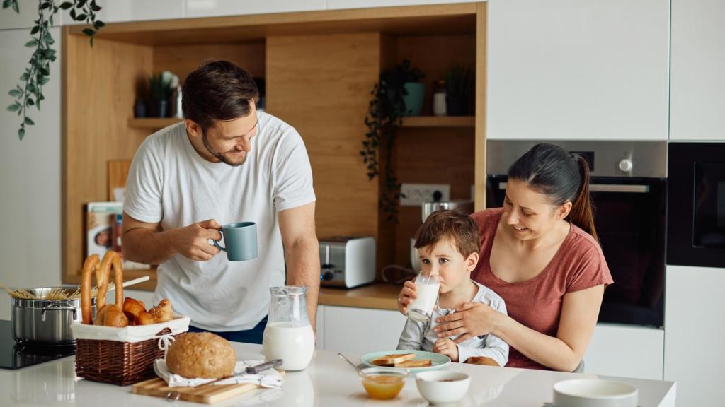 Una familia desayunando.