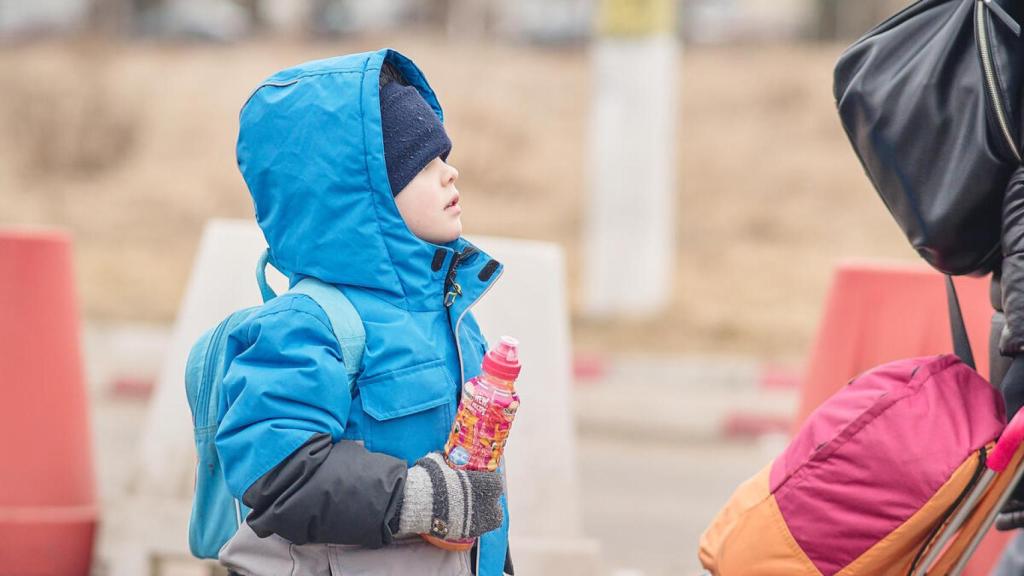 Un niño es atendido en el paso de Siret, en la frontera entre Ucrania y Rumanía.