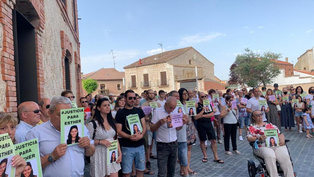 Acto en el Ayuntamiento de Traspinedo para pedir justicia por Esther