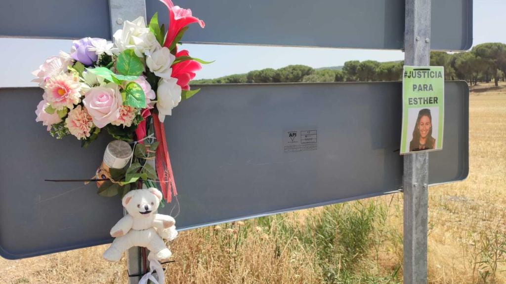 Fotografías, carteles y flores recuerdan a Esther en la carretera que lleva a Traspinedo