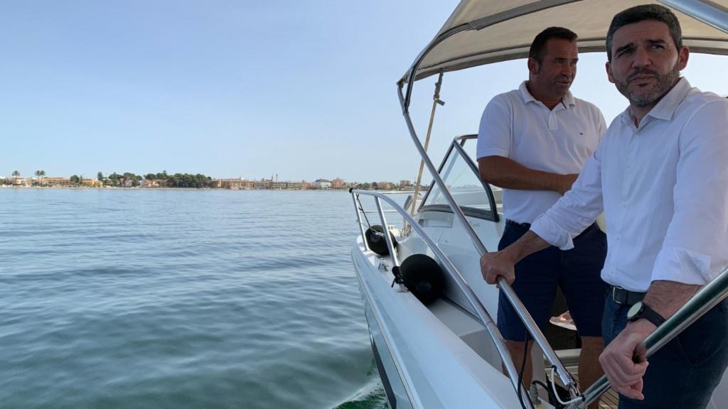 El consejero en el Mar Menor.