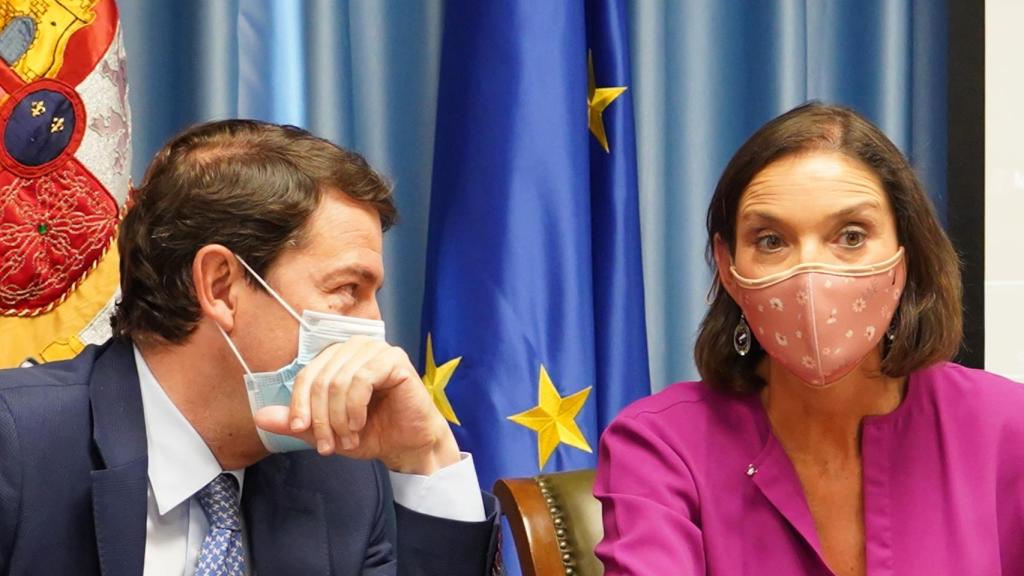 La ministra de Industria, Comercio y Turismo, Reyes Maroto, y el presidente de la Junta de Castilla y León, Alfonso Fernández Mañueco, conversan al inicio de la última Mesa de Automoción