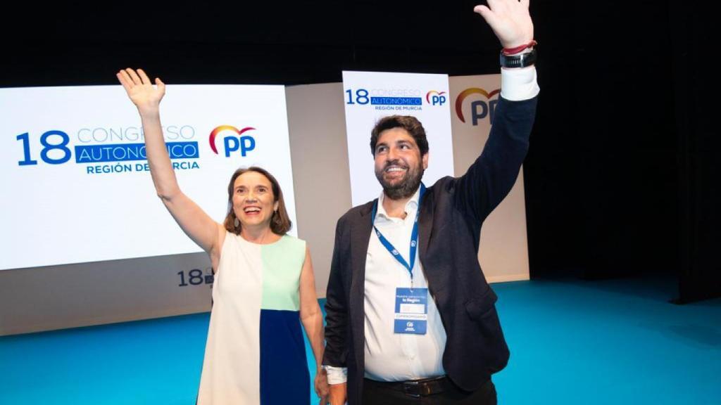 Cuca Gamarra y Fernando López Miras, este viernes, en el escenario del Auditorio Víctor Villegas de Murcia.