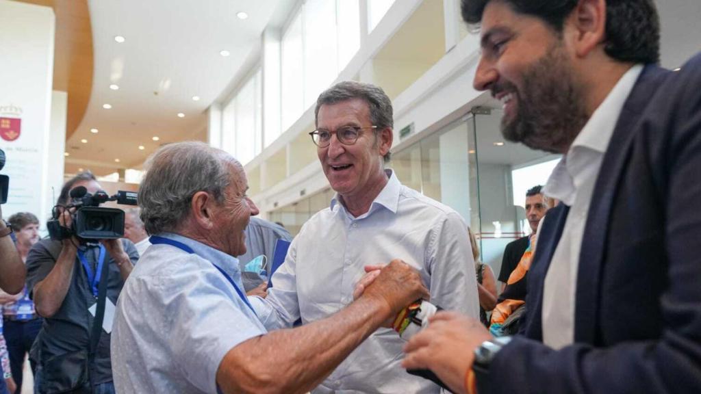 El presidente del PP, Alberto Núñez Feijóo, saludando a un militante a su llegada al Auditorio Víctor Villegas de Murcia.