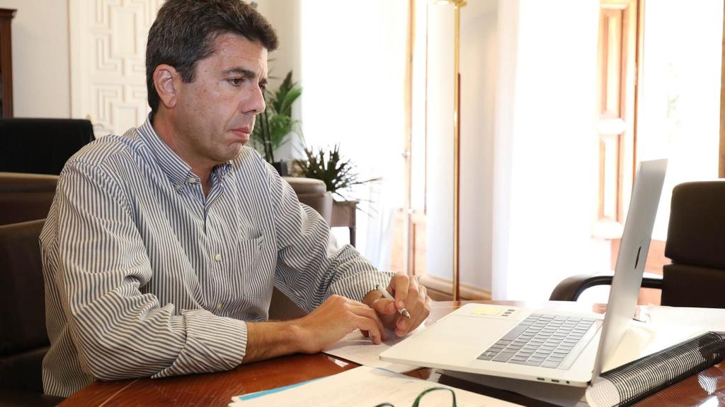 El presidente regional del PPCV, Carlos Mazón, en su despacho.