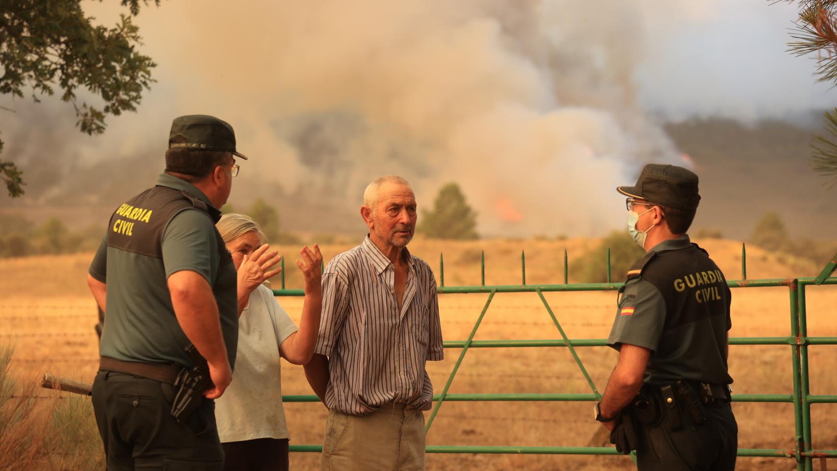El avance del incendio forestal de Monsagro obliga al desalojo de Guadapero y Morasverdes (Salamanca)
