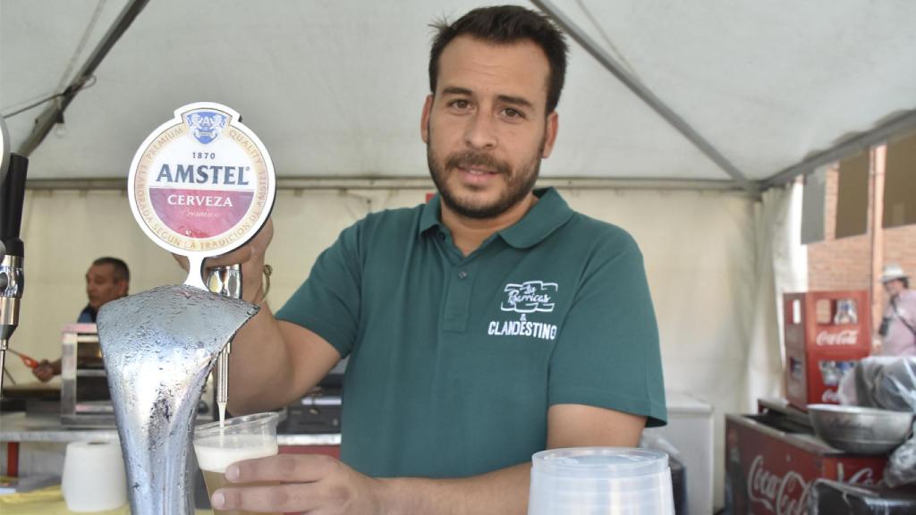 Rubén detrás de la barra en Cigales