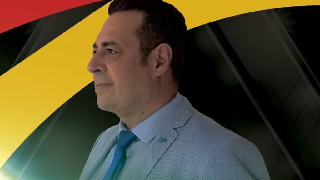 José Manuel Martínez Ayala, en el cartel anunciador de la presentación del nuevo partido España Suma.