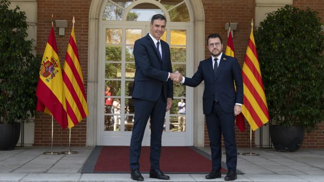 Pedro Sánchez  recibe a Pere Aragonès, este viernes en las escalinatas de Moncloa.