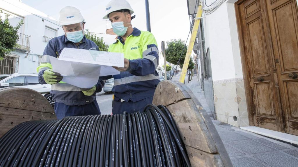 Operarios de Magtel trabajan en el despliegue de fibra óptica en un municipio de Toledo.