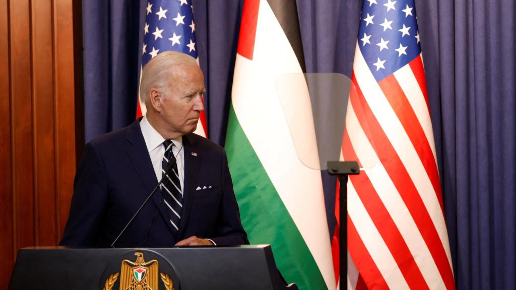 Joe Biden, junto a Mahmud Abás en la rueda de prensa.