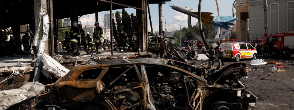 Vista de un edificio dañado y un coche en Vinnytsia