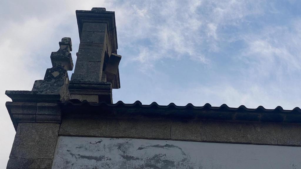 La Iglesia de San Martiño de Orto, en Abegondo, dañada por un rayo.