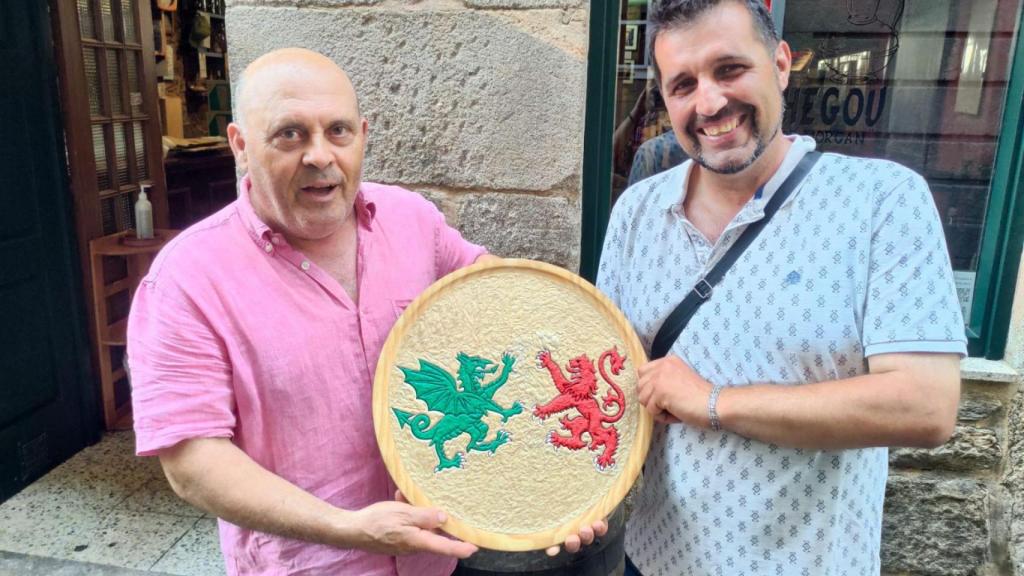 Manuel Blanco, el artista con Perfecto Santiso, el dueño del bar