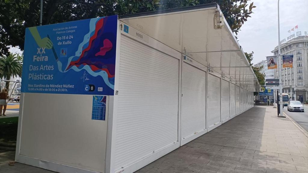 Varias de las casetas de la Feira de Artes Plásticas de A Coruña.