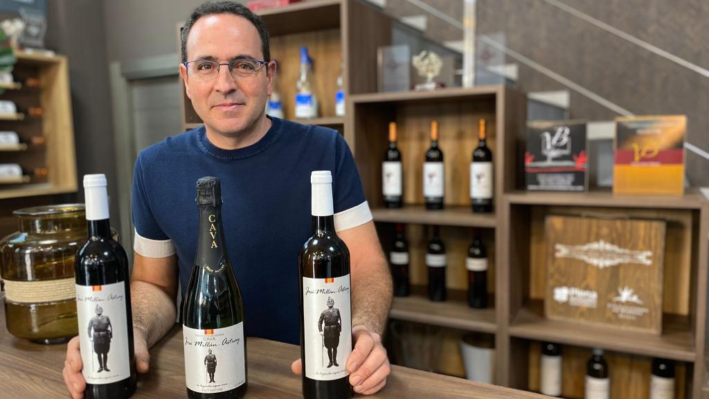 Antonio Ortiz, presidente de la bodega Viticultores de Barros, con las tres botellas de vino y cava de la edición Millán-Astray.