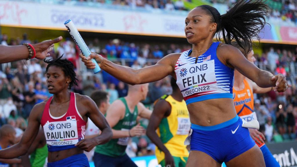 Allyson Felix da su último relevo en el Mundial de Eugene