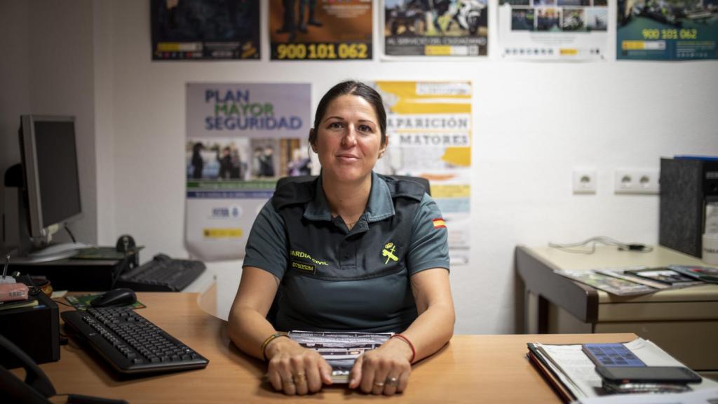 María Antonia Requena y su equipo vigilan las carreteras comarcales en busca de amapola del opio silvestre y de posibles infractores.