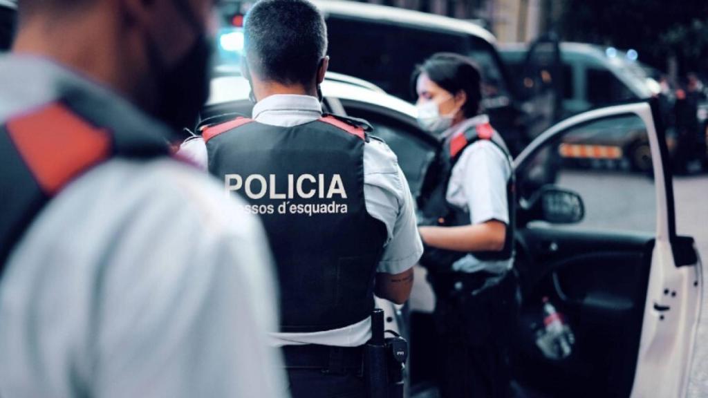 Varios agentes de los Mossos d'Esquadra.