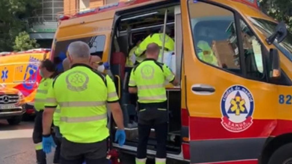 Emergencias Madrid atiende al trabajador de limpieza que sufrió un golpe de calor.