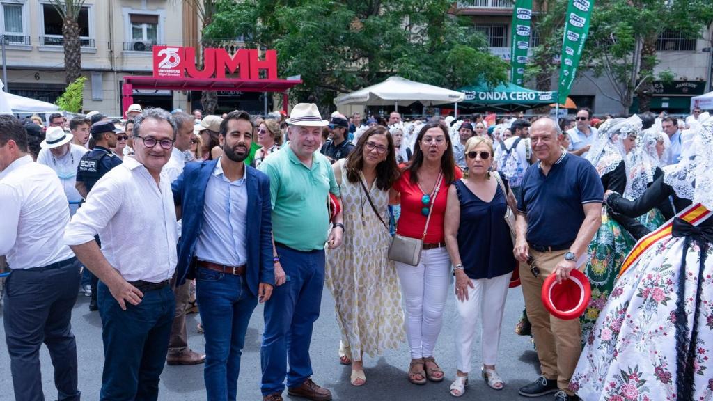 Francesc Sanguino, izquierda, y Ana Barceló, segunda derecha, en una reciente imagen de Hogueras.