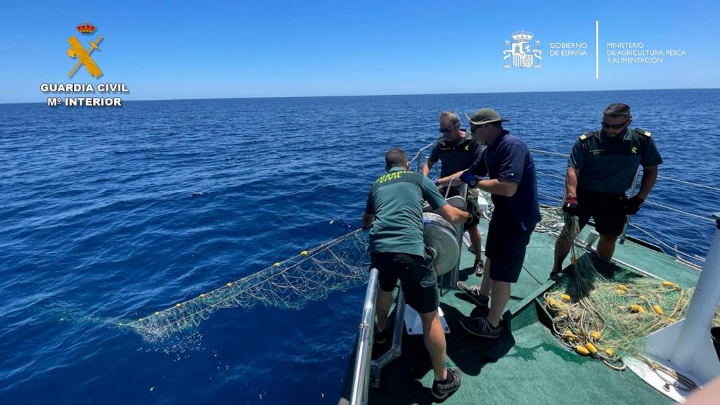 La colaboración de la Guardia Civil y el Ministerio de Agricultura consigue la retirada de dos redes ilegales en la costa de Alicante.