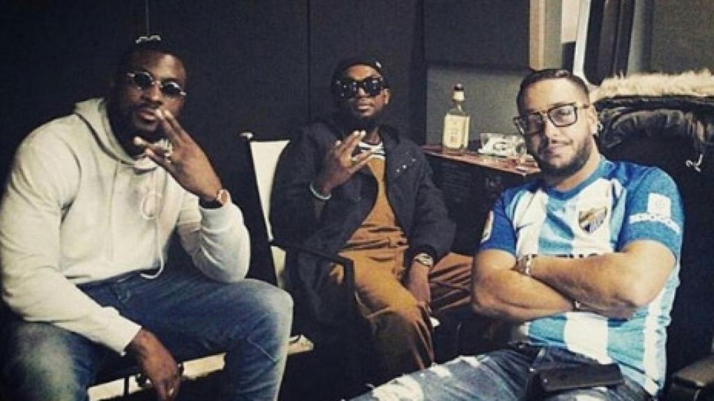 Lacrim con una camiseta del Málaga CF.