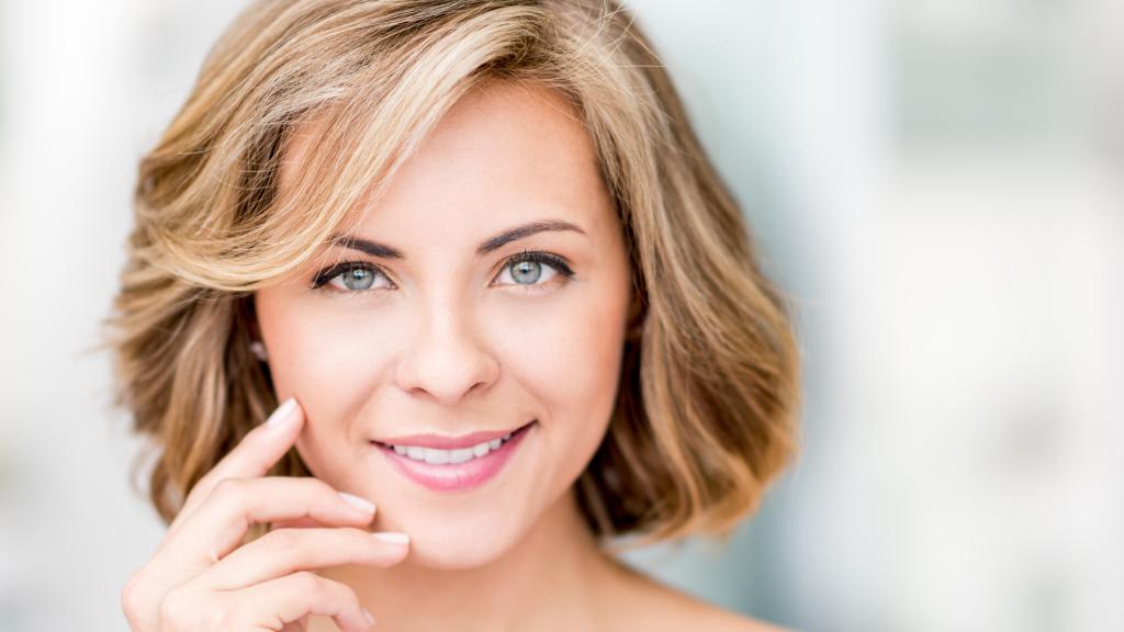 Una mujer sonriente con la piel perfecta.