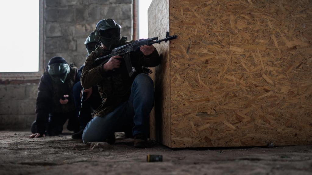 Entrenamiento de civiles con armas de asalto.