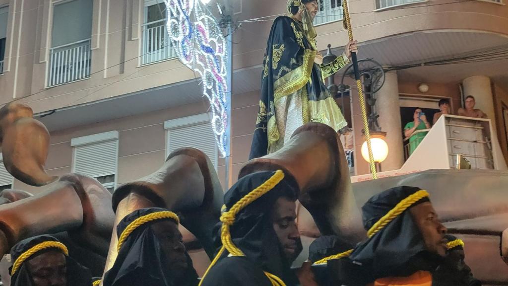 El empresario y sus porteadores en las fiestas de Moros y Cristianos de Orihuela.