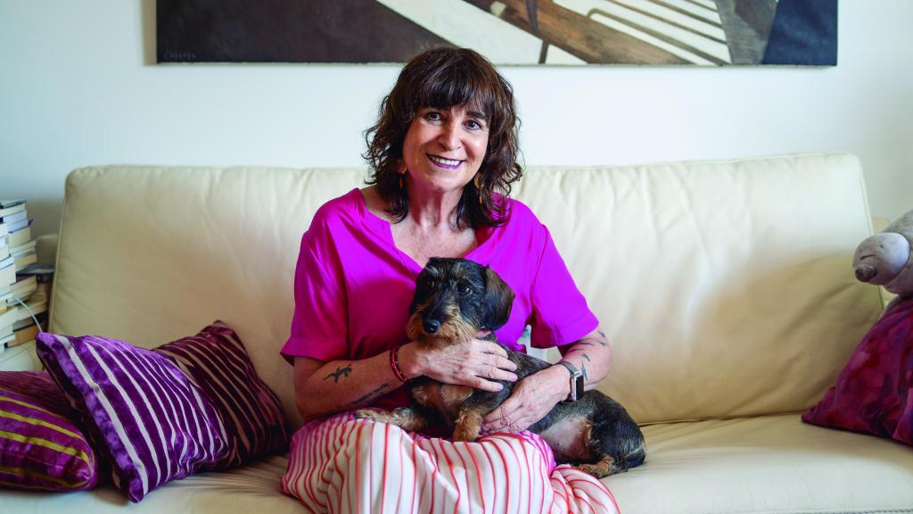 Rosa Montero con Petra, su teckel, en el salón de su casa. Foto: Sara Fernández
