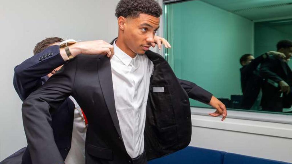 Hugo Ekitike se pone un traje.