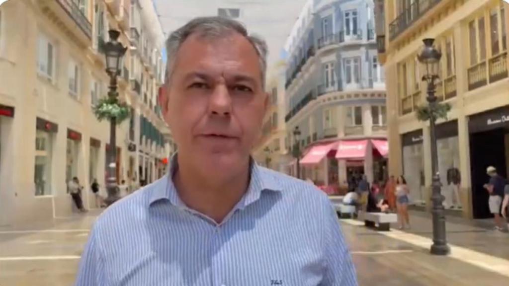 El candidato del PP a la alcaldía de Sevilla paseando por la calle Larios.