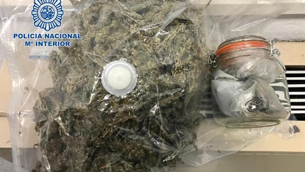 Efectos intervenidos a un joven que conducía un coche de alquiler con 680 gramos de hachís ocultos en su equipaje.