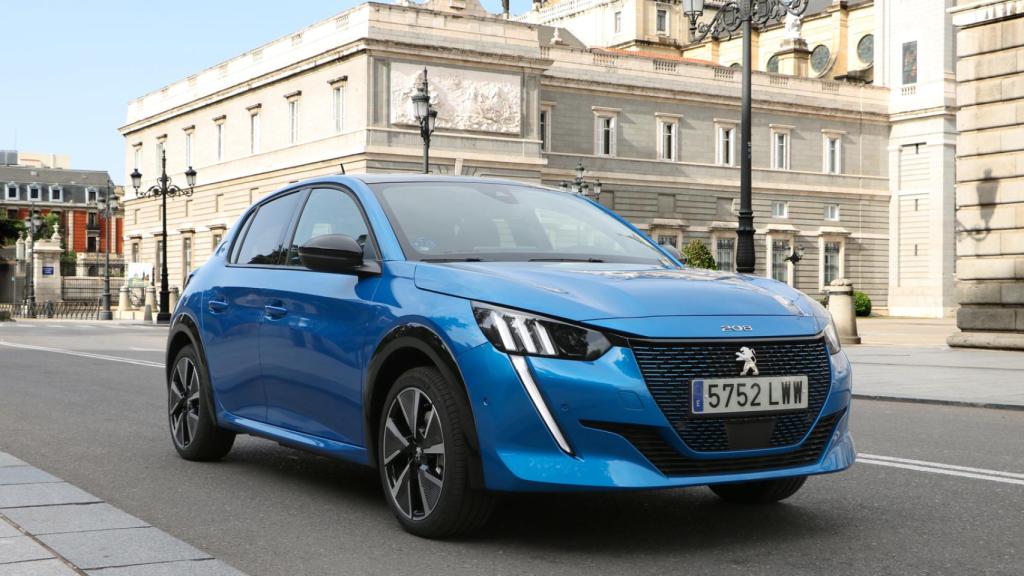 El Peugeot e-208 junto al Palacio Real en Madrid, una zona de tráfico restringido.