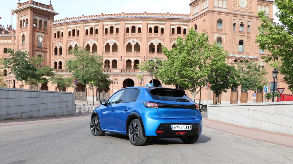 El Peugeot e-208 en la Plaza de Las Ventas, en Madrid.
