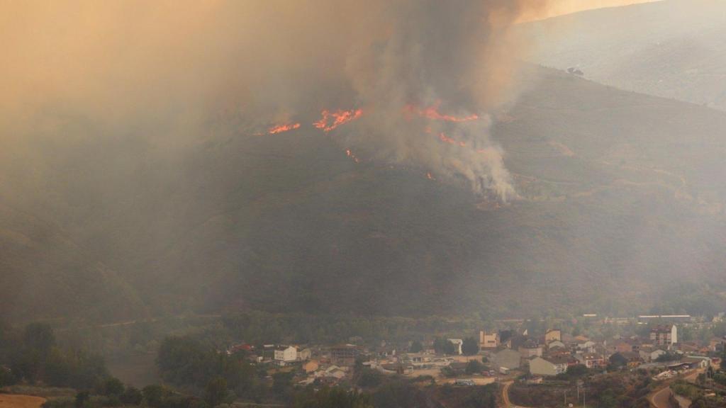 El incendio de Carballeda de Valdeorras entra en el municipio de O Barco de Valdeorras.