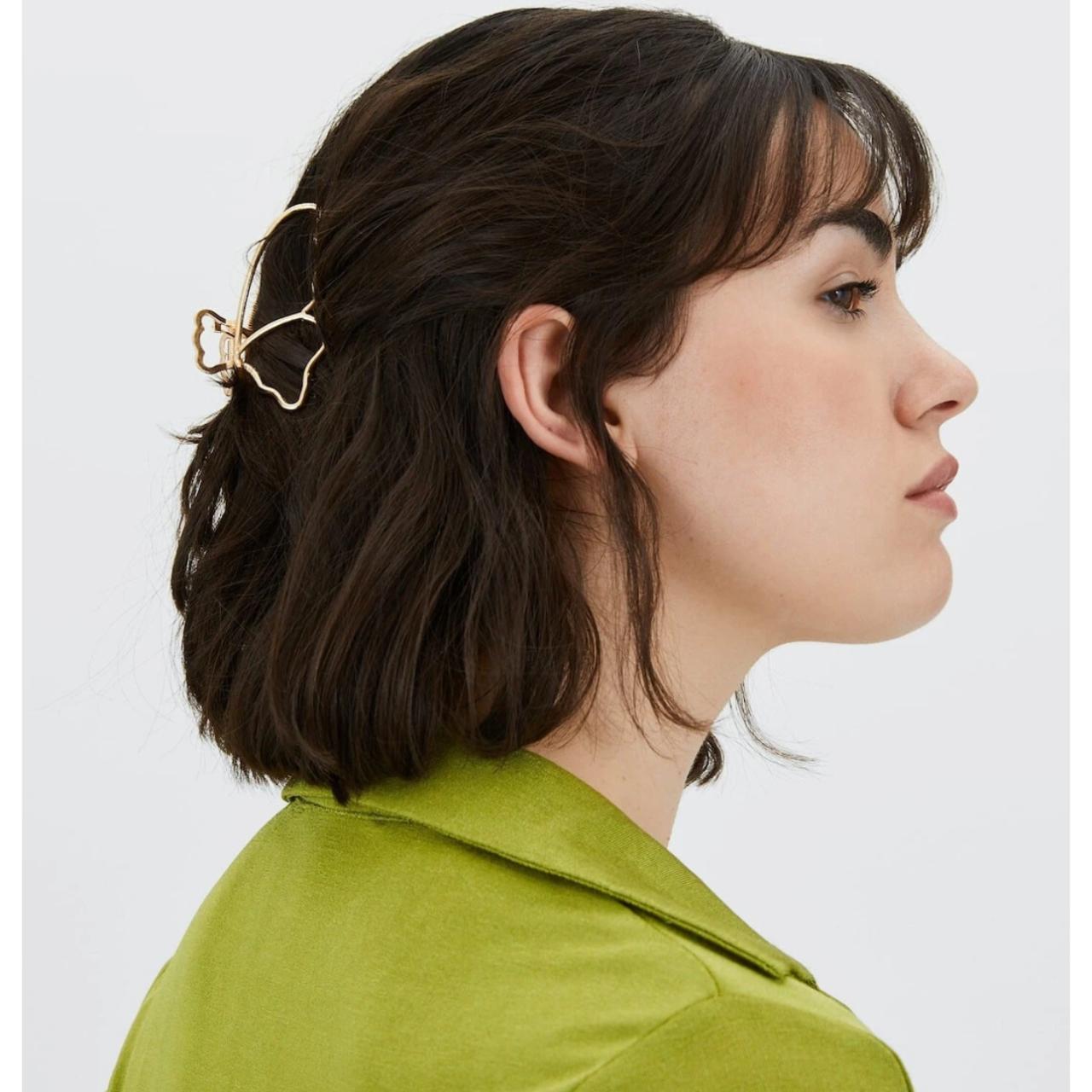 Pinza dorada de Stradivarius.