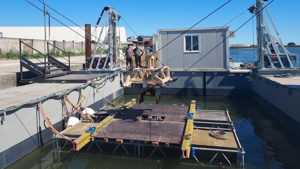 El sistema está formado por una plataforma flotante y un robot submarino equipado con sensores para identificar la basura marina.