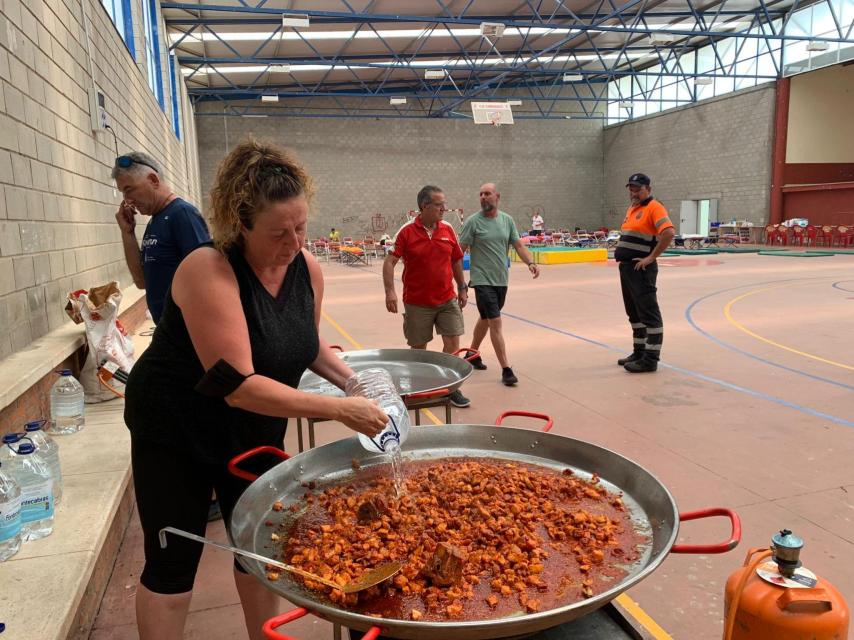 Paellas para las personas acogidas en Carbajales de Alba por el incendio de Losacio